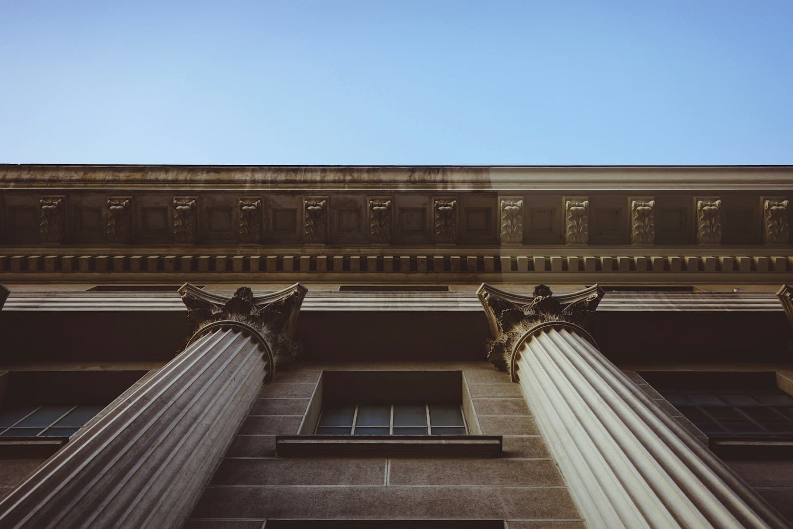 A tall building with columns and a sky background